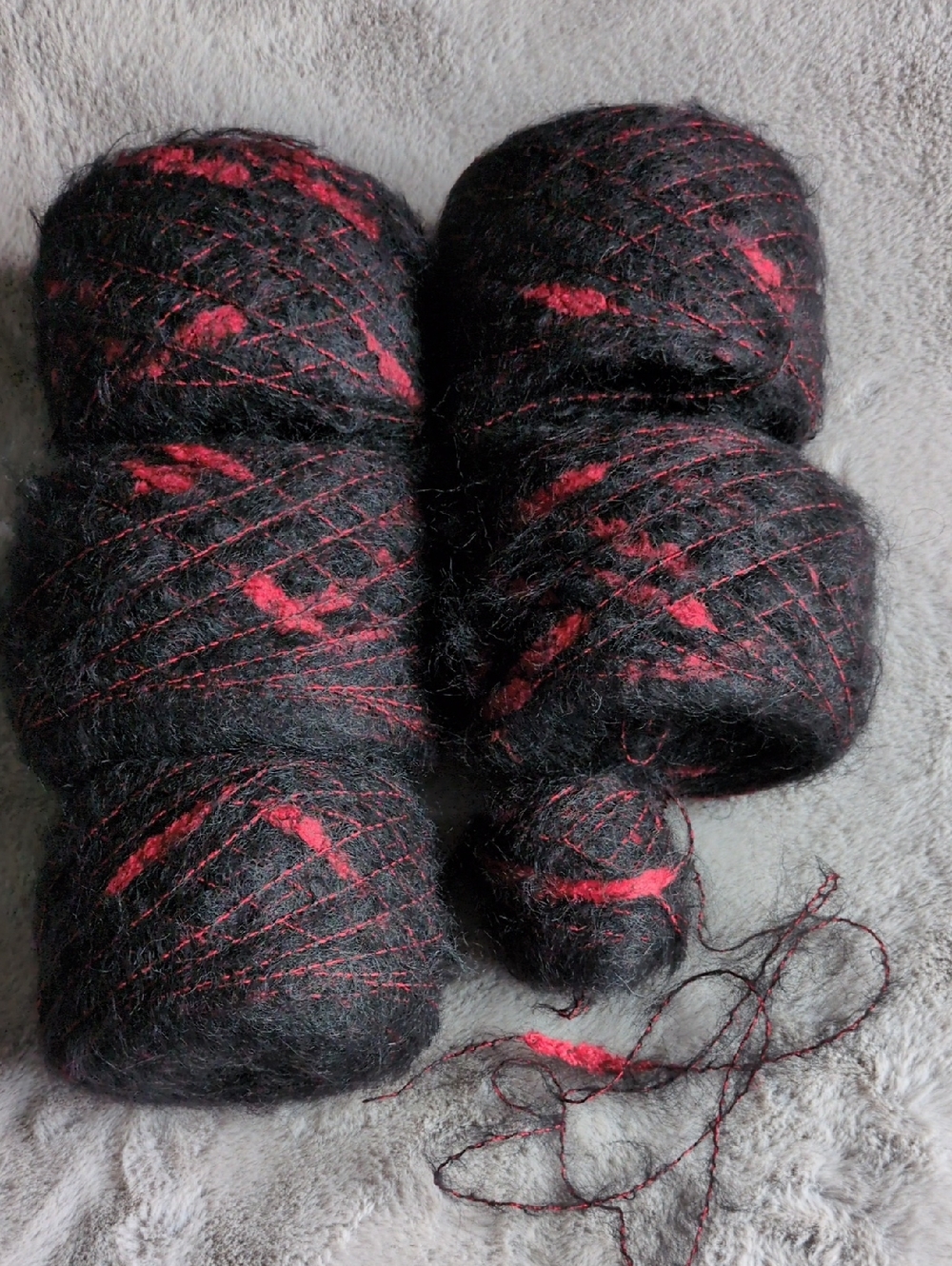 Black with red accents yarn - 420 grams